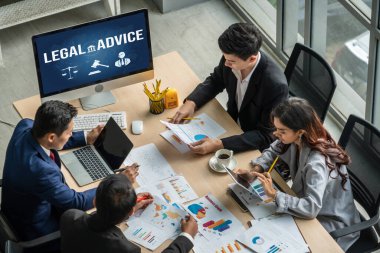 Dijital aygıt ekranında hukuki bilgi arayanlar için akıllı hukuki danışmanlık sitesi ve hukuki bilgi
