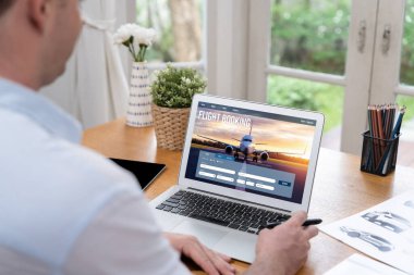 Online uçuş rezervasyon sitesi canlı rezervasyon sistemi sağlar. Seyahat teknolojisi kavramı .