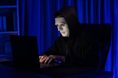 Beyaz suçlu anonim maskesi kodlama şifrelemesi yüklüyor. Programlama ile güvensiz mahremiyet sağlamaya çalışıyor. Bilgisayardan fidye için büyük bir veritabanı almaya çalışıyor. Bireysel.
