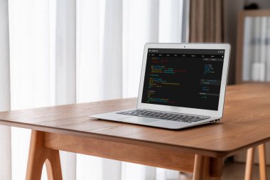 Model uygulama ve program kodlaması için bilgisayar ekranında yazılım geliştirme programlama