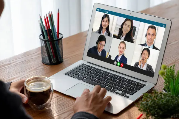 İş dünyasından iş adamlarının modern sanal grup toplantısı için video konferansındaki iş adamları