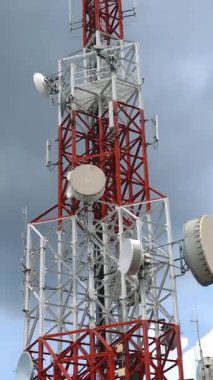Gökyüzüne karşı büyük telekomünikasyon kulesi ve arka planda bulutlar. İnternet ağ bağlantısı kavramı .