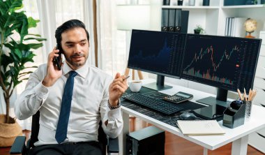 İki borsa yatırımıyla danışman ya da ortağı arayan tüccar işadamı, veri analizini yüksek kârlı dinamik teknoloji borsasına yatırım yapmak için karşılaştırdı. Tahmin et..