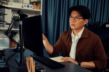 Akıllı iş adamı bilgisayarını, modern ofisteki satış hedefleri gelirlerine ilişkin iş verilerini kontrol etmek için işaret ederek, yeni başlayan şirketin pazarlama yaratıcı proje işine odaklanıyor. İnfobahn.