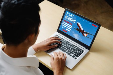 Online uçuş rezervasyon sitesi mod rezervasyon sistemi sağlar. Seyahat teknolojisi kavramı .