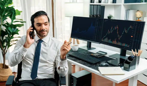 İki borsa yatırımıyla danışman ya da ortağı arayan tüccar işadamı, veri analizini yüksek kârlı dinamik teknoloji borsasına yatırım yapmak için karşılaştırdı. Tahmin et..