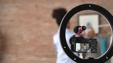 Arka plan görüntüsü, kamera ekran kaydedicisi kadın nüfuzcusu canlı yayın video görüntüsü görüntüleme kritik sosyal medya ya da blog 'u gizliyor. İnternetteki pazarlama yayını için giysi stüdyosu ışıklandırması olan kız.