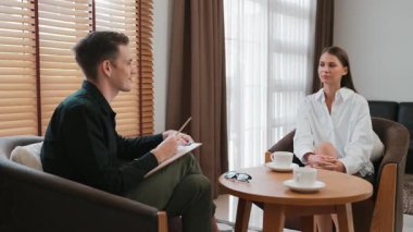 Psikolojik konsültasyon zihinsel problemde iyileşme kaydediyor, genç hasta terapi seansında, psikiyatrist de akıl hastalıkları konusunda tanı koyuyor. Zihinsel tedavi seansı. Düzenle