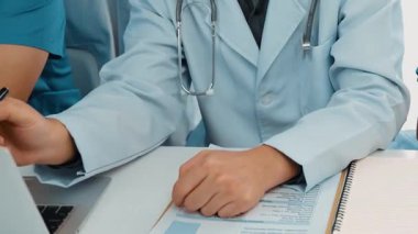 Hastane masasında birlikte çalışan ve tıbbi tedavi ya da sağlık hizmeti planlayan profesyonel bir grup. Takım çalışması başarılı hastalıklara ve hastalıklara yol açar. Ağır çekim. Katı.