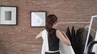 Kadın nüfuzlu kişi video görüntülerini canlı yayınlıyor. Sosyal medya ya da blog. Stüdyo ışıklandırması olan mutlu genç bir kız pazarlama için internet üzerinden yayın yapıyor..