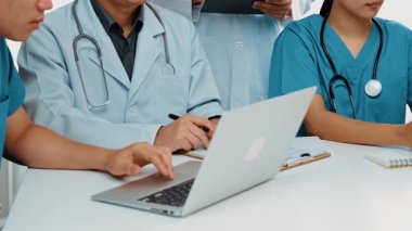 Hastane masasında birlikte çalışan ve tıbbi tedavi ya da sağlık hizmeti planlayan profesyonel bir grup. Takım çalışması başarılı hastalıklara ve hastalıklara yol açar. Ağır çekim. Katı.