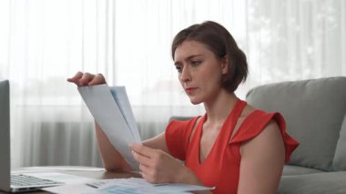 Stresli genç bayanın kredi kartı borçlarıyla ilgili mali sorunları var. Kötü kişisel para ve mortgage ödeme yönetimi krizinden korunmak için. Kadınlar aşırı harcama yüzünden finansal iflastan endişe ediyorlar.