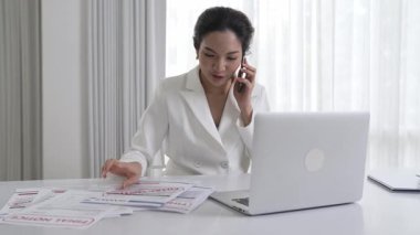 Mutlu ve hayat dolu gülümseyen Asyalı genç bir kadın borçtan kurtulduğu için heyecanlı. Bağımsızlığın ve finansal güvenliğin geleceği için gerekli mali özgürlüğün sağlanması