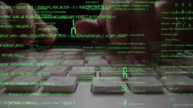 Bilgisayar klavyesinde çalışan ve soyut program kodları ve bilgisayar betiği gösteren bir adam tarafından bilgisayar programlama ve yazılım geliştirmenin yaratıcı görüntüsü