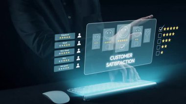 Bir iş adamı, kalite ve maliyet arasındaki ilişkiyi gösteren sanal bir grafiği analiz ederken modern bir klavyeye yazarak finansal planlama kavrayışlarını gözler önüne seriyor. Dörtgen