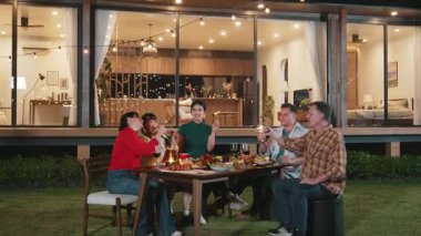 Mutlu aile, gece kutlama partisinde parlayan maytap tutuyor. Sevgili üyemiz birlikte kıvılcım oynamaktan hoşlanıyor. Nesiller arası uçurum için açık hava aktivitesi aile bağını güçlendirir. Uyumsuzluk.