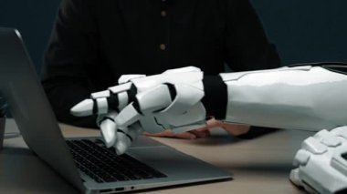 Katılımcılar bir idari zirvede yapay zeka tahminlerini araştırma bulgularıyla birleştirerek, hassas pazarlama girişimlerini şekillendirerek ve işbirlikçi yönleri güçlendirerek birleştiriyorlar. Noogenesis Yapay Zeka