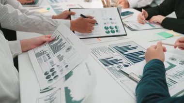 Veri analizi ve sunumlarla ilgilenen, iş yerinde stratejik kararları yönlendiren çizelgeler ve grafikleri vurgulayan dinamik bir iş toplantısı. SACTR