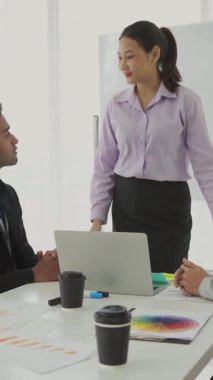 Yetenekli iş kadını takım liderinin iş projesi sunumu. Şirket iş birliği konsepti .