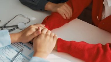 Çift, hastanede jinekoloğun doğum veya tıbbi danışmanlığına, doktor ve koca genç eşi randevuyla teselli ederken aile planlamasına katılıyor. Ağır çekim. Katı.