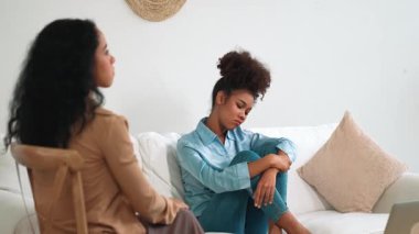 Travma sonrası stres bozukluğu olan üzgün bir kadın psikoloğu, depresyon ya da kalp yetmezliğinden sonra üzüntülü bir ruh sağlığı terapisi görüyor. Hayal kırıklığına uğramış genç bir kadın klinikteki duygular hakkında bir psikologla konuşuyor.