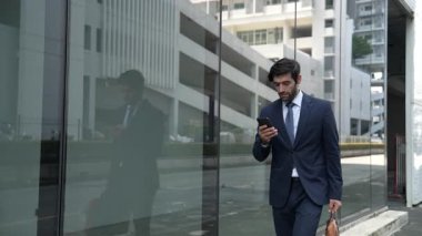 Cam duvarda yürürken neşeyle dans eden yetenekli bir iş adamı. Proje müdürü iyi haberler aldı, terfi aldı, başarılı bir iş buldu, aynı zamanda coşkuyu dile getirdi. Sevinçli..