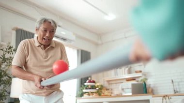 Yaşlı bir adam evde partneriyle top yuvarlama oyunu oynuyor, zihinsel ve fiziksel sağIık için el-göz koordinasyonu, odaklanma ve motor becerileri pratiği yapıyor. Sağlık hizmetleri konseptini engelliyor. Myrmidon.