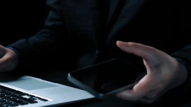 İş adamı e-posta kutusunu kontrol ediyor, daha iyi verimlilik için mesajları düzenliyor ve önceliklerini belirliyor. Etkili iletişim için akıllı e-posta teknikleri öğren. Kullanıcı Kimliği