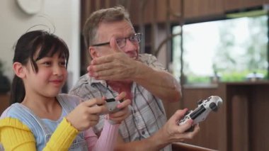 Büyükbaba ve torun birlikte konsol oyunu, eğlence medyası oynuyorlar. Eski kullanım teknolojisi yeni nesil ile iletişim kurar. Nesiller arası uçurum aile bağını güçlendirir. Uyumsuzluk.