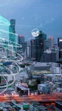 Akıllı şehirde küresel bağlantı ve internet ağı değişikliği. Gelecekteki kablosuz dijital bağlantı ve sosyal medya ağı kavramı .