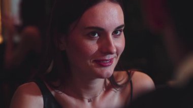 Odaklanmış güzel, çekici bir kadının portresi yatay manzaralı arkadaşlarla sohbet ediyor. Gece kulübünde sosyetik atmosferde doğal yüz güzelliği yakalamak. Vinosity.