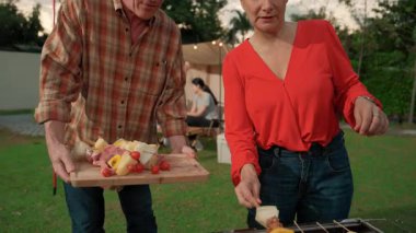 Aile hep birlikte bahçede kamp kurar, yaşlı bir çift barbekü yapar, yemek yer. Son sınıflar kamp faaliyetlerini kullanırlar, doğayla iç içe olurlar ve genç nesil çapraz kuşaklarla zaman geçirirler. Uyumsuzluk.