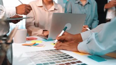 Yapışkan notlar ve dizüstü bilgisayarla modern bir çalışma alanında strateji ve fikirleri tartışmaya odaklanmış, işbirlikçi bir toplantıya katılan profesyonellerin canlı bir sahnesi. SACTR