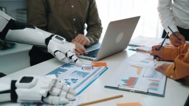 AI teknolojisinin pazar araştırması ve veri analizinde yardımcı olduğu profesyonel bir ortamda bir takım toplantısı, yapay zekanın iş dünyasındaki etkisini gözler önüne seriyor. Noogenesis Yapay Zeka