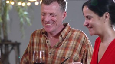 Yaşlı çift tatilini bahçede kutluyor. Emeklilik yaşlıları yemek yiyor. Rahatlamak, lezzetli yemekler yemek ve aile bağımızı güçlendirmek için dışarıda kamp yapmak. Uyumsuzluk.