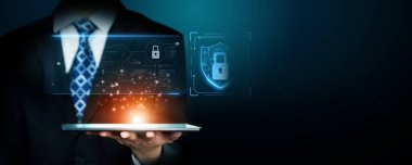 İş adamı siber güvenliğin özünü keşfeder. Siber koruma yöntemlerini, siber tehditleri derinlemesine araştır ve siber güvenlik duruşunu destekle. Siber Güvenlik Çağı FaaS 'ında yol almak için gerekli.