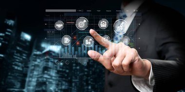 Bir iş adamı, kentsel görseller arasında etkin pazarlama ve borsa hedefinin başarısına yönelik stratejileri vurgulayarak, gelecekteki veri analizi arayüzüne bağlanıyor. XDMCP