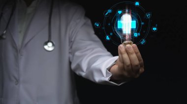 Tıbbi haçlı ampulleri toplayan yetenekli doktorlara yakından bakın. Tıbbi verilere erişen ve sağlık sisteminin yaratıcı yeniliklerini temsil eden zeki bir pratisyen. İyileştirici.
