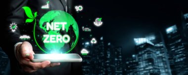 Sürdürülebilirlik simgeleriyle çevrili dijital küre, karbon emisyonlarını azaltma ve çevresel dengeyi sağlama amacını temsil etmektedir