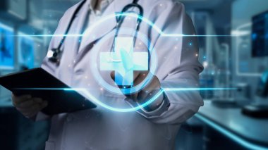 Tıbbi haç hologramına işaret ederken elinde tablet olan doktorlara yaklaş. Profesyonel pratisyen hekimin holograma tıklaması ve teşhis koymak için tıbbi verilere erişmesi. İyileştirici.