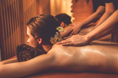 Kafkas çift müşterileri stres önleyici spa masajının keyfini çıkarıyorlar ve lüks otel veya otellerde sıcak mum ışığında güzellik derisi eğlenceleriyle şımartıyorlar. Sessiz.