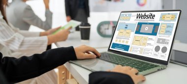 Web sitesi tasarım yazılımı çevrimiçi perakende ticaret ve e-ticaret için rahat bir şablon sağlar