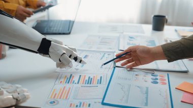 Modern ofis ortamında insan ve robot arasında dinamik bir etkileşim, veri analiz grafikleri ve grafikleri üzerinde işbirliği gösterilmesi, yeniliğin vurgulanması. Noogenesis