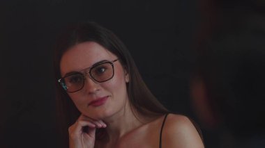 Kokteyl içen güzel bir kadının portresi lüks tezgahın arkasında arkadaşlarıyla ya da çiftlerle sohbet ediyor. Gece hayatındaki sosyetik etkileşim sahnelerini yakalıyorum. Vinosity.