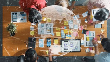 Ux Ui tasarımı için birlikte çalışan yetenekli iş adamlarının üst düzey görüşü. Çeşitli insanlardan oluşan bir grup büyük bir veri tabanı kullanarak küresel iletişim hakkında beyin fırtınası yapıyor ve tartışıyorlar. Cemaat.
