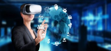 Bir iş kadını, yenilik ve dijital ilerlemeyi sembolize eden küresel teknoloji görselleştirmelerini araştıran modern bir ofiste sanal gerçeklik kulaklığı takıyor. XDMCP