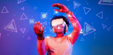 Genç bir insan, çevrimiçi etkileşimi ve reklamcılığı dinamik ve renkli bir ortamda temsil eden canlı dijital simgelerle çevrili bir kulaklıkla sanal gerçekliği keşfediyor. XDMCP