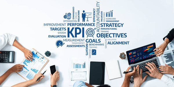 Совместные деловые встречи сосредоточены на показателях эффективности и стратегических целях с визуализацией данных и аналитическими инструментами в современной офисной среде. Ах!