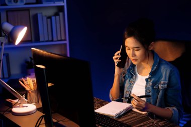 Genç ve güzel Asyalı yaratıcı kadın telefon masasından müşteriyi ya da iş arkadaşını arayıp yaratıcının geceleri neon ofisteki pazar analizini ararken yüksek kâr ettiğini anlatıyor. Taktik.