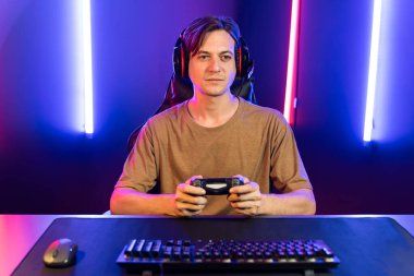 Kontrol kumandalı akıllı oyun flamasının keyfini çıkarın, modern teknoloji siber neon ışık odasında yetenekli oyuncularla çevrimiçi canlı sosyal medya grubu oyunu oynayın. Bireysel.